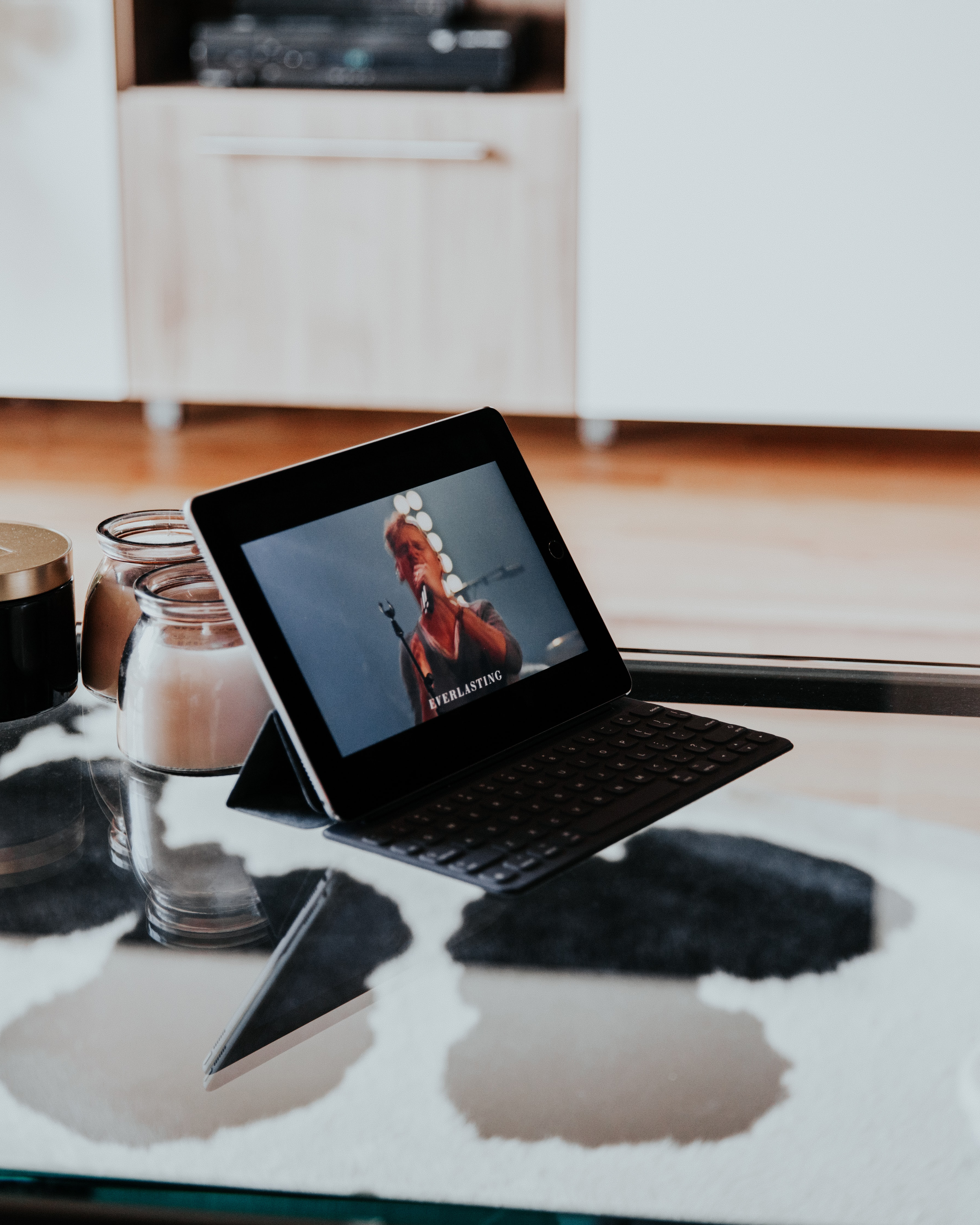 iPad viser film, mens tv-en står på å i bakgrunnen